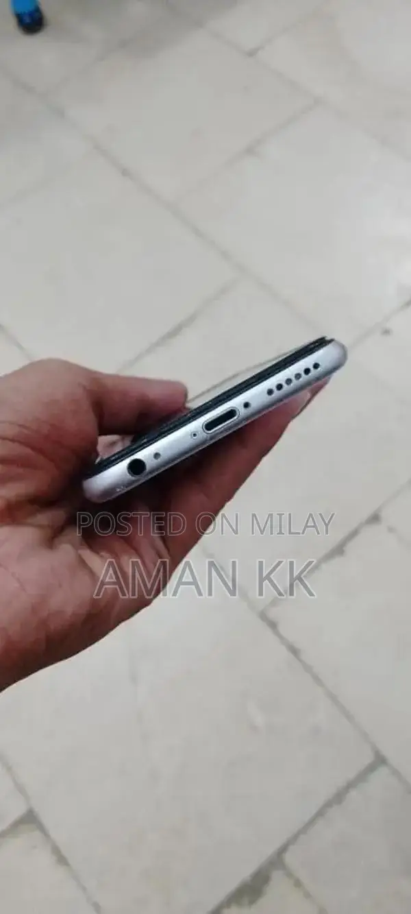 Apple iPhone 6s 64GB Smartphone - Good Condition