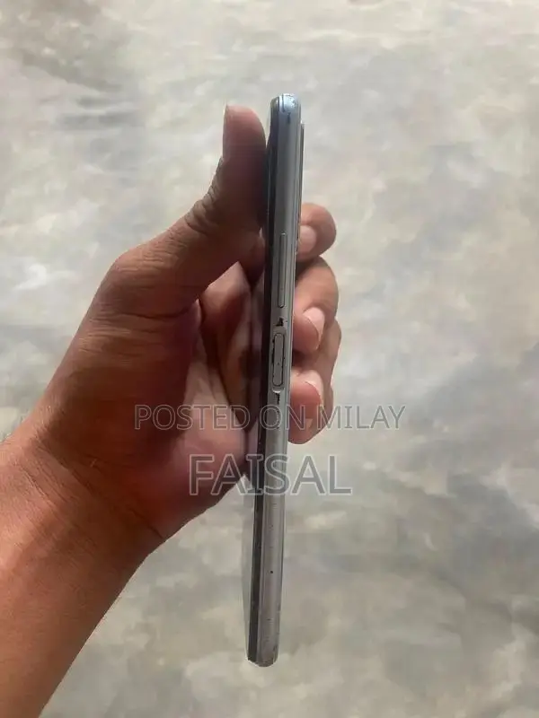 Compact One-Handed Mobile Device with Convenient Design