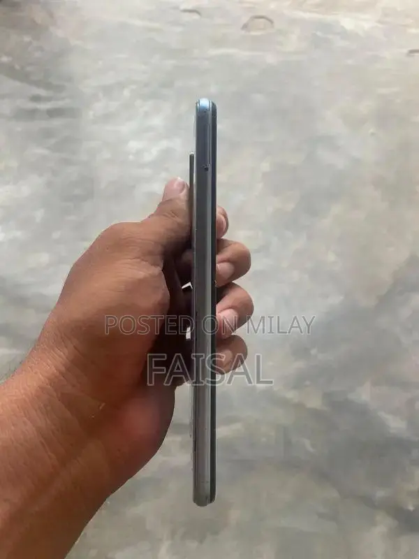 Compact One-Handed Mobile Device with Convenient Design