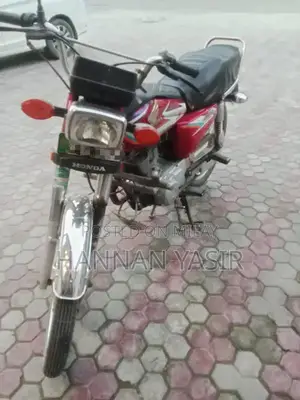 Photo - Honda 125cc Motorcycle 2015 First Owner Model