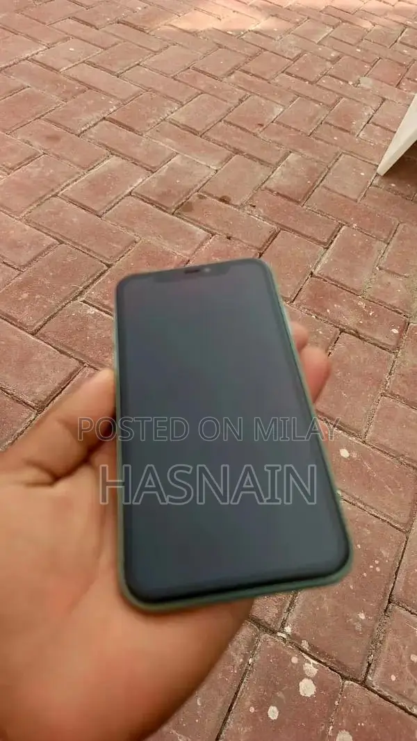 Apple iPhone 11 64GB Smartphone with Original Battery