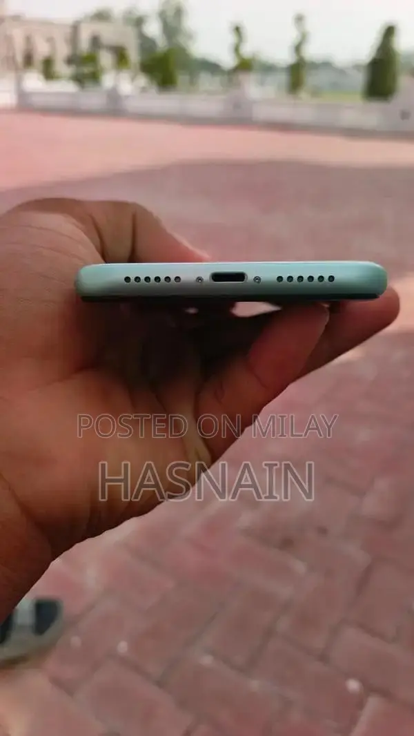 Apple iPhone 11 64GB Smartphone with Original Battery