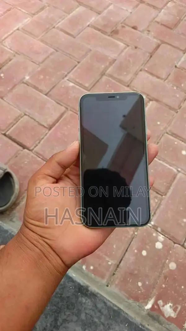 Apple iPhone 11 64GB Smartphone with Original Battery