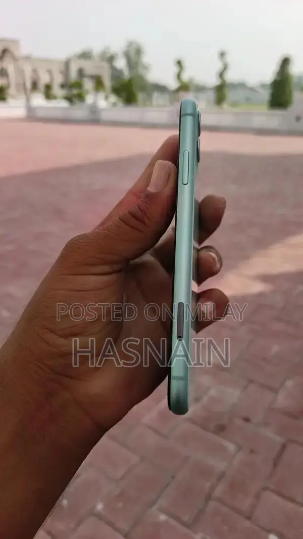 Apple iPhone 11 64GB Smartphone with Original Battery