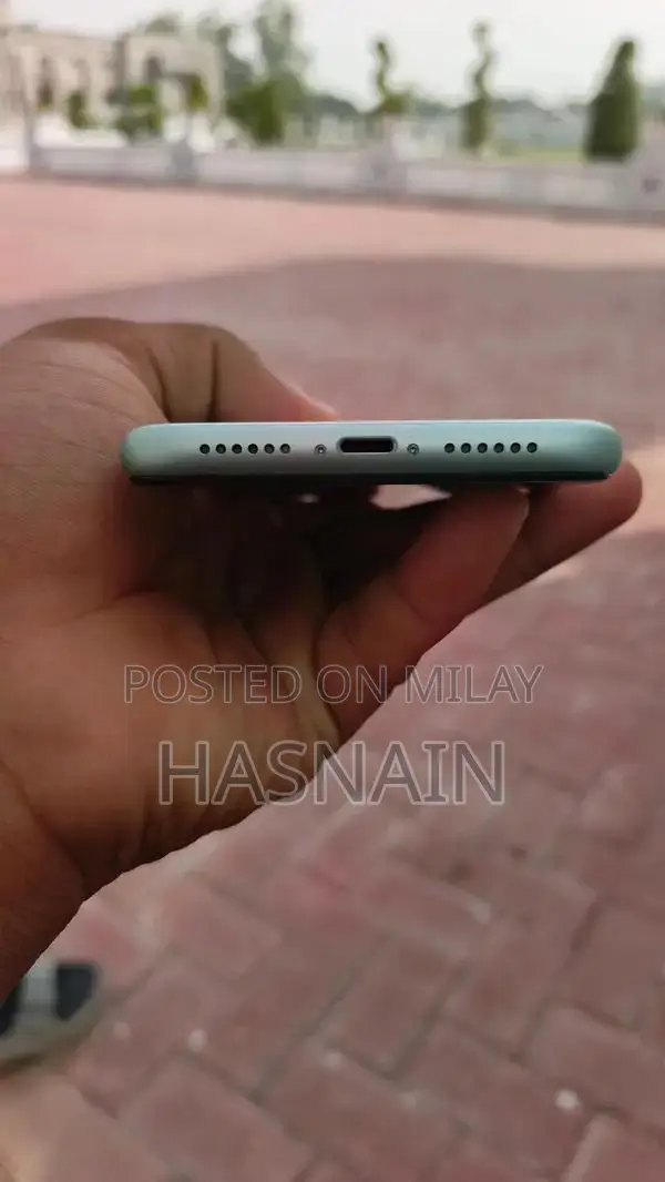 Apple iPhone 11 64GB Smartphone with Original Battery