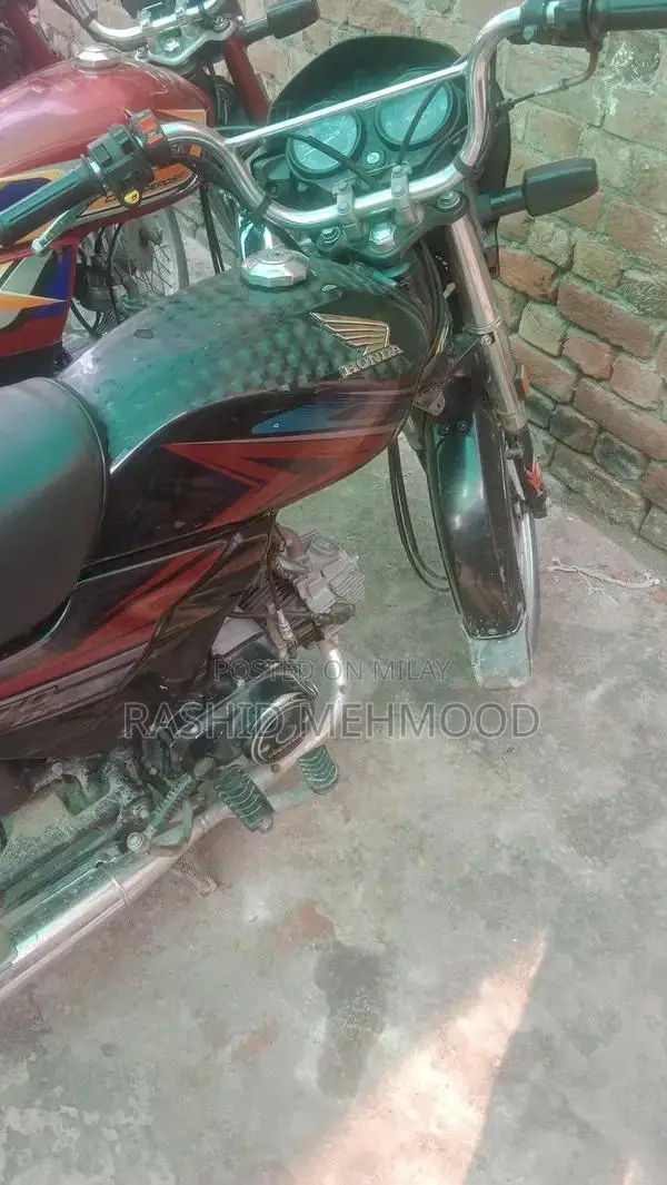 Honda CD 70 Dream Motorcycle - Classic Commuter Bike