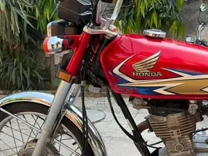 Photo - Honda 125cc Motorcycle - First Owner, Well-Maintained