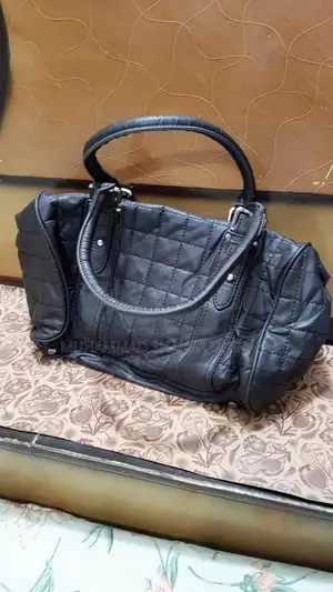 Elegant Leather Handbag - Premium Craftsmanship and Classic Design