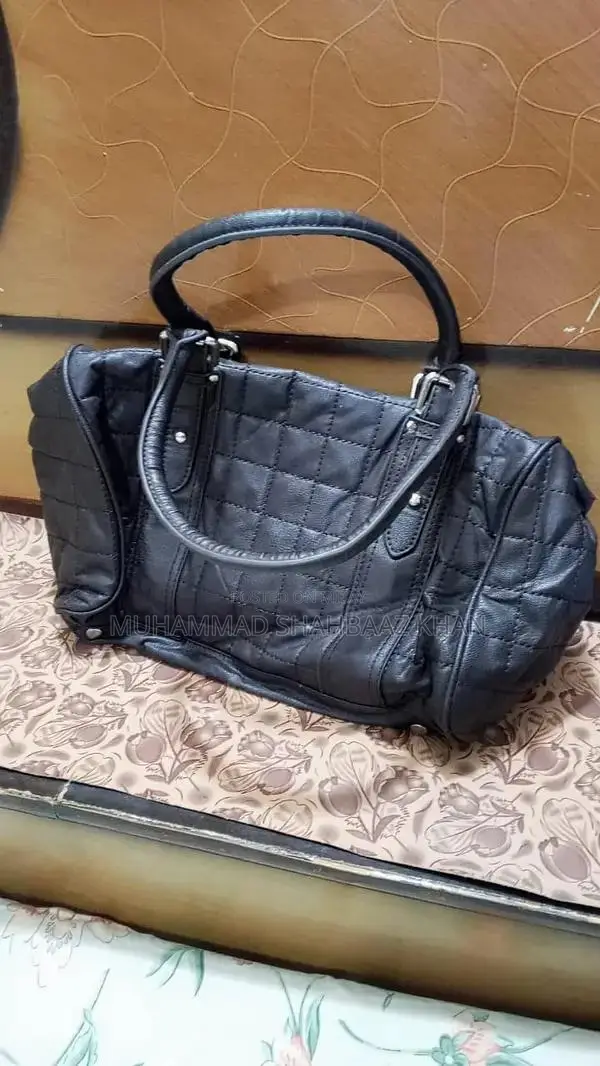 Elegant Leather Handbag - Premium Craftsmanship and Classic Design