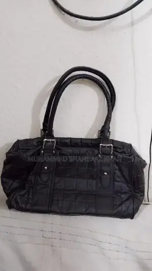 Elegant Leather Handbag - Premium Craftsmanship and Classic Design