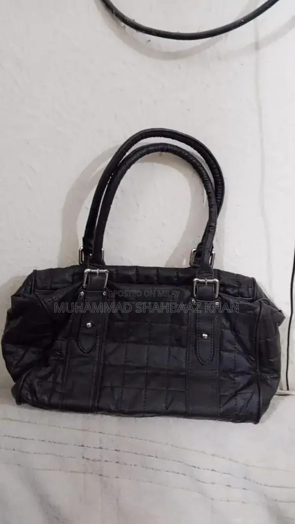 Elegant Leather Handbag - Premium Craftsmanship and Classic Design