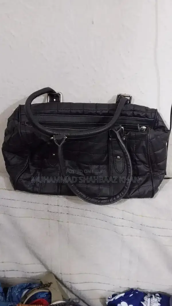 Elegant Leather Handbag - Premium Craftsmanship and Classic Design