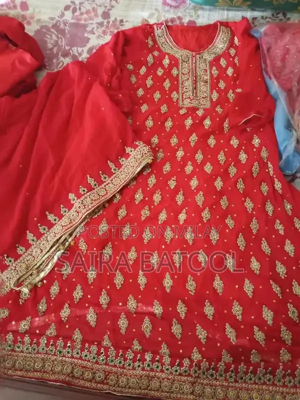 Elegant Bridal Dupatta Dress in Medium Size