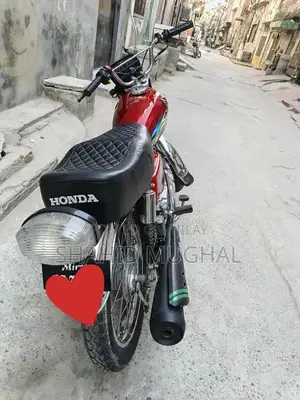 Honda 125 Motorcycle 2019 Model - Low Mileage Red Bike