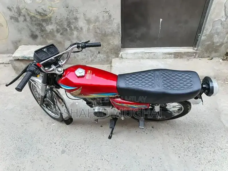 Honda 125 Motorcycle 2019 Model - Low Mileage Red Bike