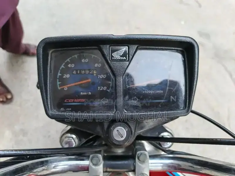 Honda 125 Motorcycle 2019 Model - Low Mileage Red Bike