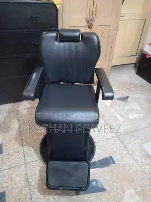 Photo - Black Rotating Office Chair in Excellent Condition