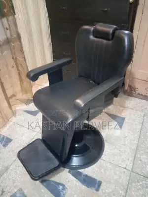 Black Rotating Office Chair in Excellent Condition