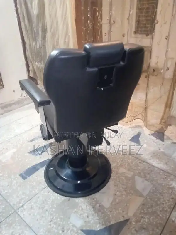 Black Rotating Office Chair in Excellent Condition