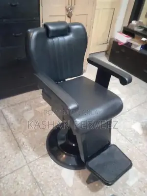 Black Rotating Office Chair in Excellent Condition