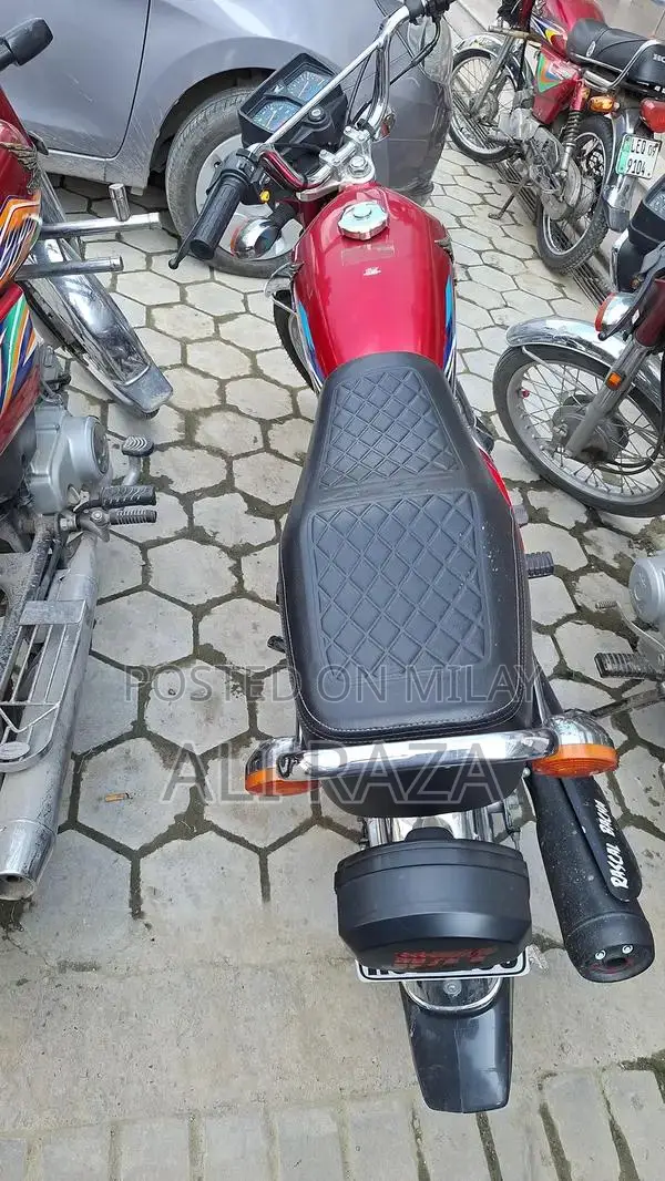 Honda CG 125 Motorcycle - Classic Single Cylinder Commuter Bike