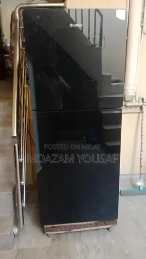 Photo - Gree 16 Cubic Foot Refrigerator - Spacious Kitchen Appliance