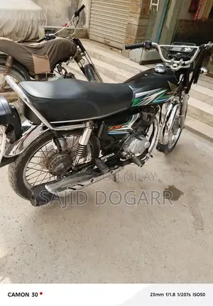 Photo - Honda 125cc Motorcycle - Compact City Commuter