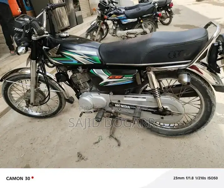 Honda 125cc Motorcycle - Compact City Commuter