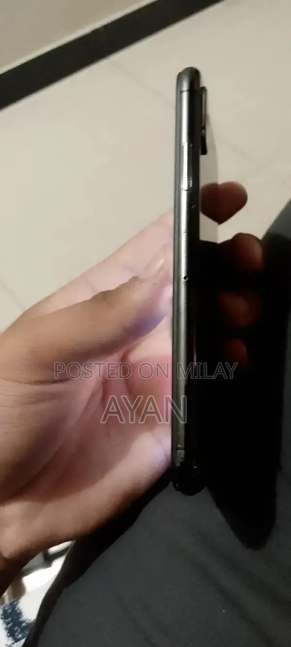 Apple iPhone XS 64GB - Excellent Condition Smartphone