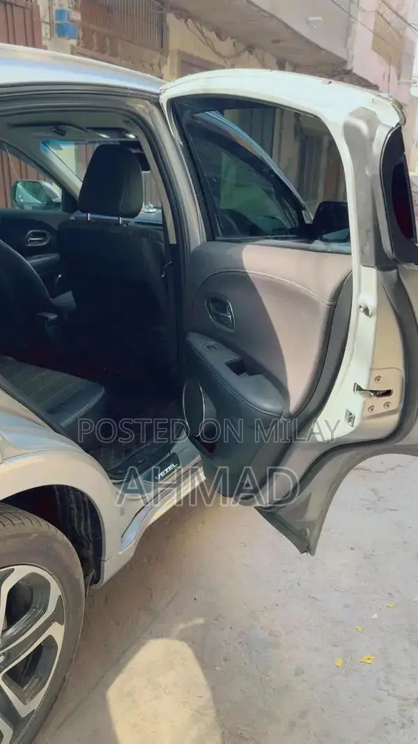 Honda Vezel 2014 - Reliable Compact SUV with Good Condition