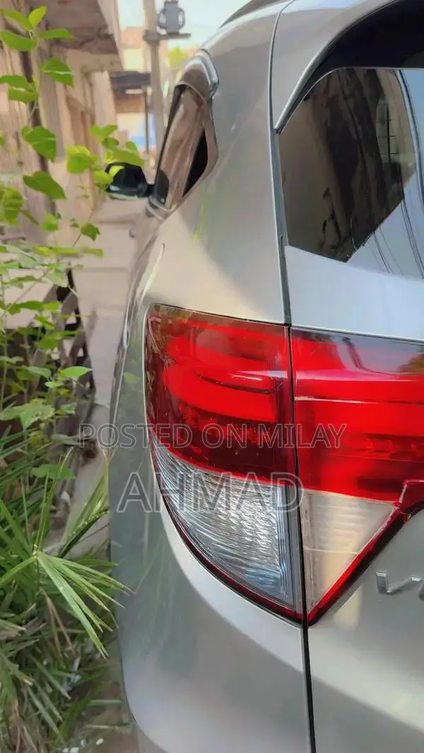 Honda Vezel 2014 - Reliable Compact SUV with Good Condition