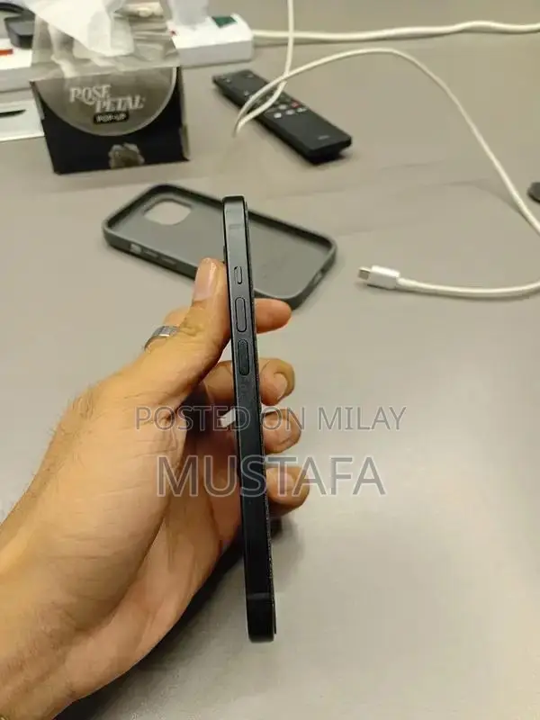 Apple Smartphone 128GB - Pristine Condition with Accessories