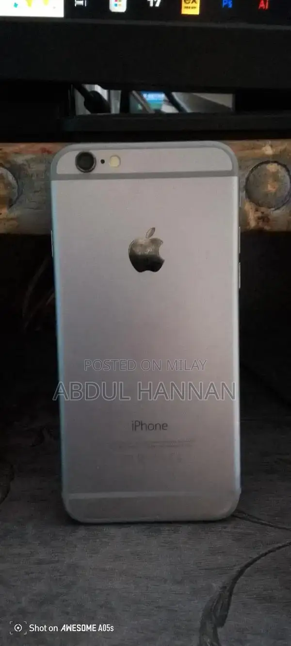 Smartphone with Power Button Issue, Compact Design