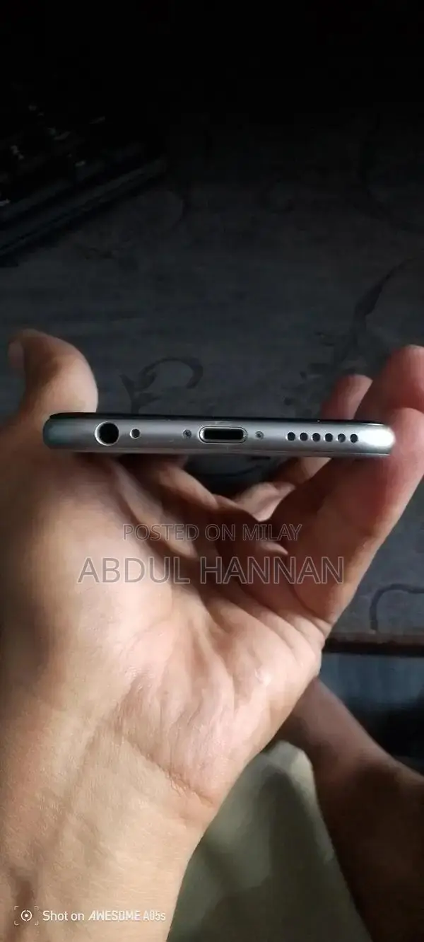 Smartphone with Power Button Issue, Compact Design