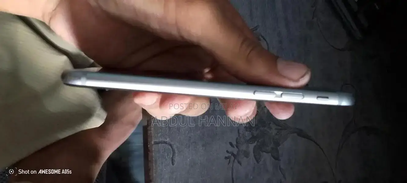Smartphone with Power Button Issue, Compact Design