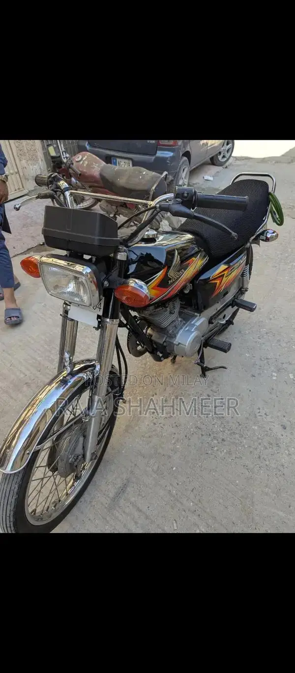 Honda CG 125 Motorcycle - Single Cylinder Black Bike