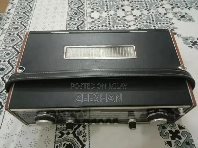 Roberts R707 Vintage 1970s Retro Portable Radio Collector's Item