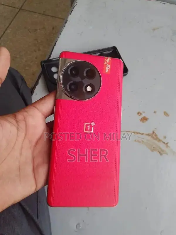 High-Performance Smartphone with Advanced Memory Configuration