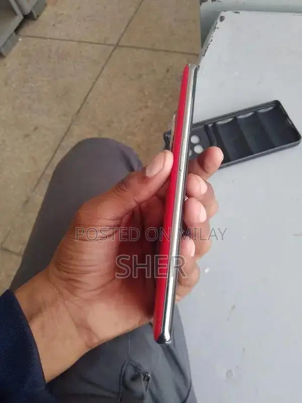 High-Performance Smartphone with Advanced Memory Configuration