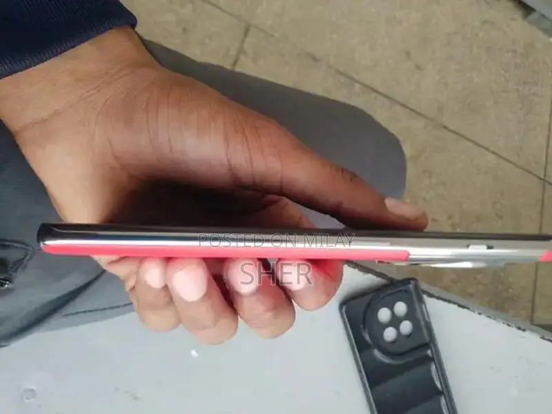 High-Performance Smartphone with Advanced Memory Configuration