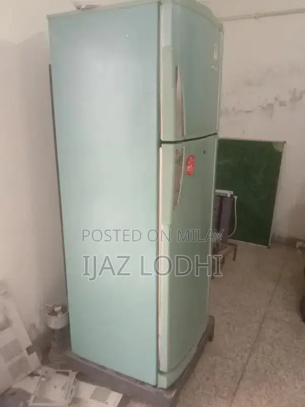 Large Refrigerator in Good Condition with R134a Cooling System