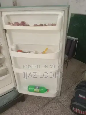 Large Refrigerator in Good Condition with R134a Cooling System