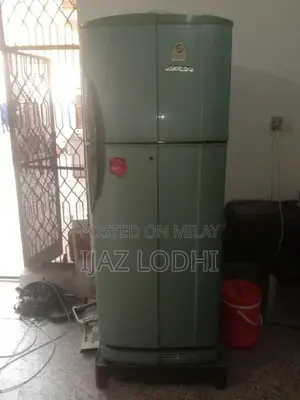 Large Refrigerator in Good Condition with R134a Cooling System