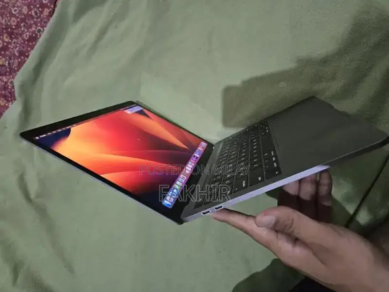 MacBook Pro 2017 Core i7 with Touch Bar, 16GB RAM