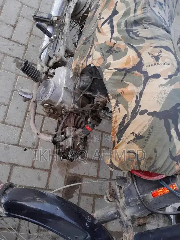 Honda CD70 Classic Motorcycle - Reliable Urban Commuter