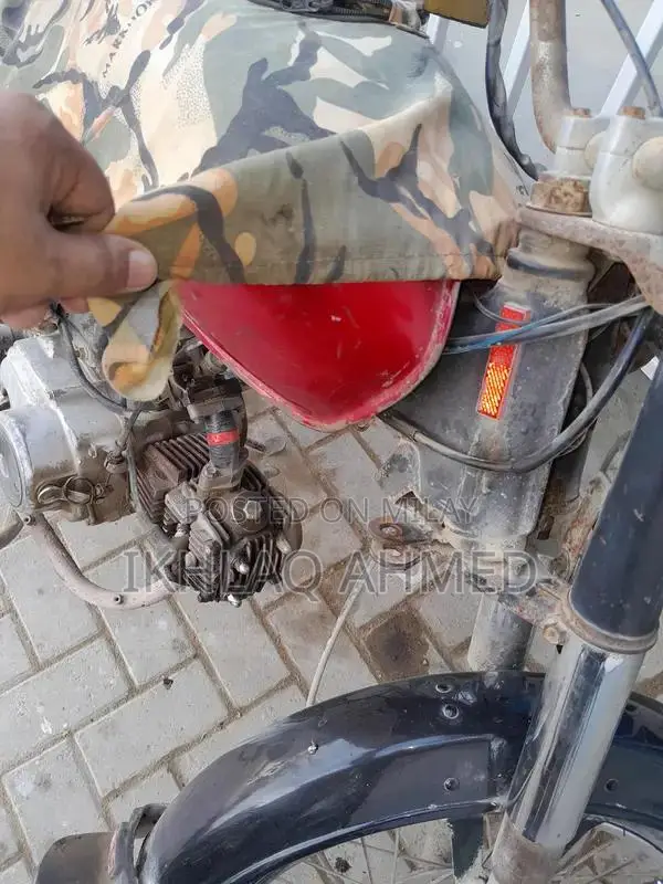 Honda CD70 Classic Motorcycle - Reliable Urban Commuter