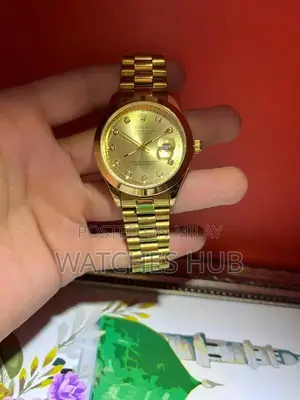 Elegant Gold-Tone Unisex Wristwatch with Gift Packaging