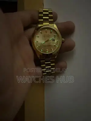 Elegant Gold-Tone Unisex Wristwatch with Gift Packaging