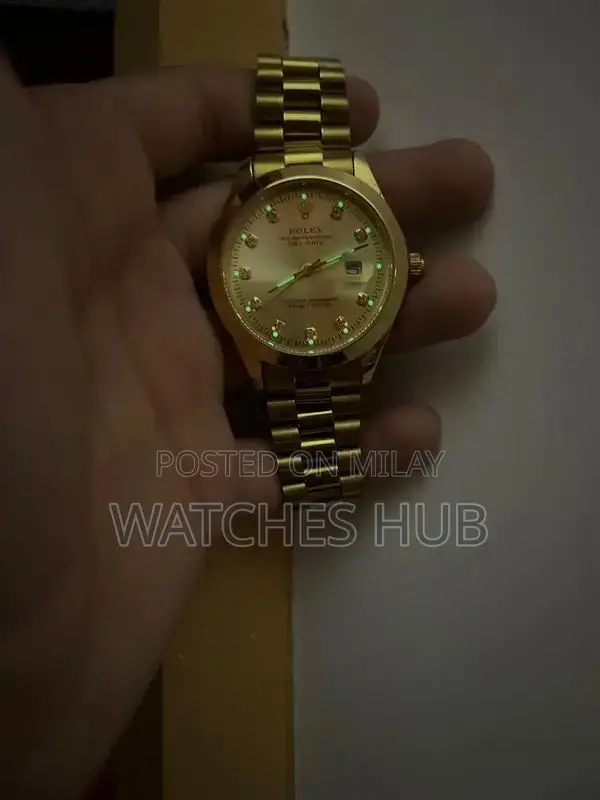 Elegant Gold-Tone Unisex Wristwatch with Gift Packaging