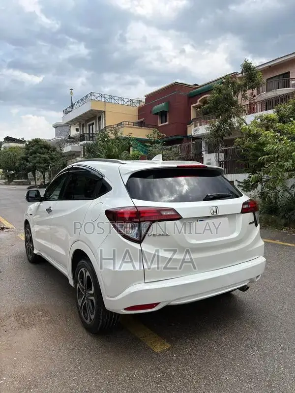 Honda Vezel 2016 - Low Mileage, First Owner, Premium Features